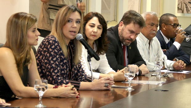 A presidente do Sindicato dos Delegados de Polícia Civil (Sindepol), Silvana Nunes Ferreira, durante solenidade que marcou o envio à Assembleia Legislativa do projeto de lei que garante assistência jurídica a policiais | Foto: Jota Eurípedes