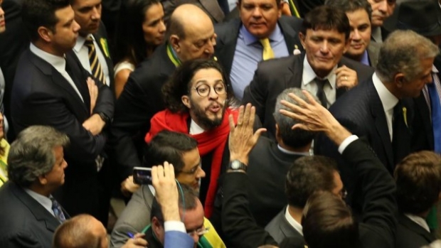 Jean wyllis foto da agência o globo ele está cuspindo em Jair Bolsonaro