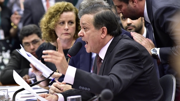 Deputado federal Jovair Arantes (PTB-GO) durante as mais de duas horas de leitura do relatório favorável à abertura do processo de impeachment contra a presidente Dilma Rousseff (PT) na terça (5/4) - Foto: Zeca Ribeiro/Câmara dos Deputados