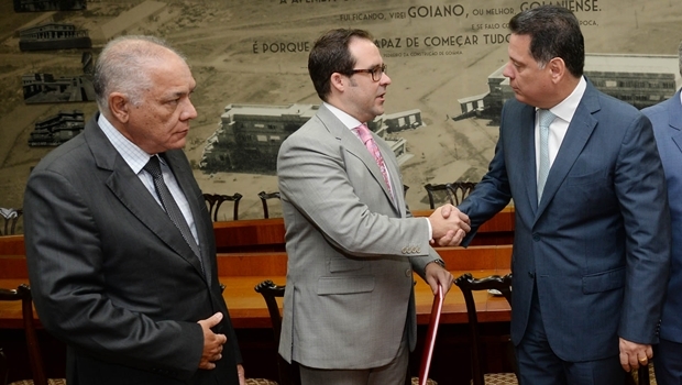 Presidente da Comissão de Segurança Pública, Edemundo Dias; presidente da OAB-GO, Lúcio Flávio de Paiva; governador Marconi Perillo | Foto: Wagnas Cabral