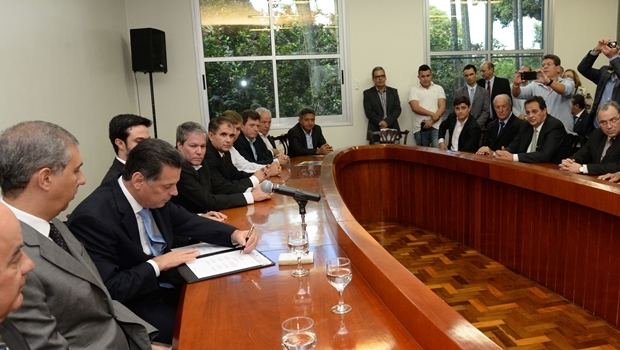 Equipe do governo e empresários assinaram protocolos de intenção na tarde desta quarta-feira (13/4) | Foto: Wagnas Cabral