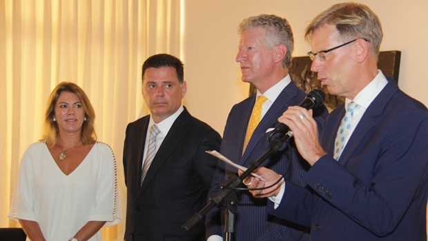 A primeira-dama de Goiás Valéria Perillo, o governador Marconi Perillo (PSDB) e o ministro do Comércio belga Pieter de Crem ouvem discurso do embaixador da Bélgica no Brasil, Jozef Smets | Foto: Marco Monteiro
