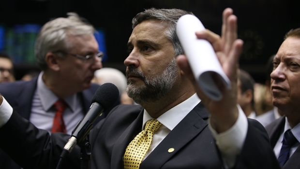 Deputado federal Paulo Pimenta (PT) foi o primeiro da base governista a admitir a quase consolidada derrota no plenário da Câmara neste domingo (17/4) | Foto:  Thyago Marcel/Câmara dos Deputados