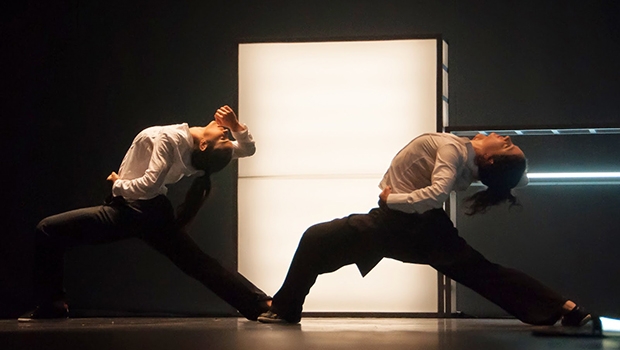 O grupo mineiro de dança Camaleão abre a mostra de dança com o espetáculo “Retina”, que fala do olhar sobre a breviedade e rapidez da contemporaneidade