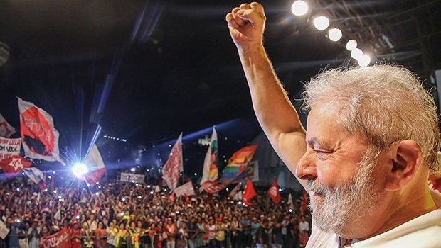 Lula em comício nos Arcos da Lapa, no Rio de Janeiro: falando aos convertidos, enquanto sua pupila era derrotada na comissão do impeachment na Câmara Federal | Foto: Ricardo Stuckert/ Instituto Lula