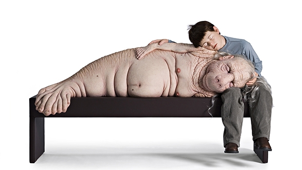“The long awaited” (O tão esperado): obra de Patricia Piccinini feita de silicone, fibra de vidro, couro, cabelo humano e roupas