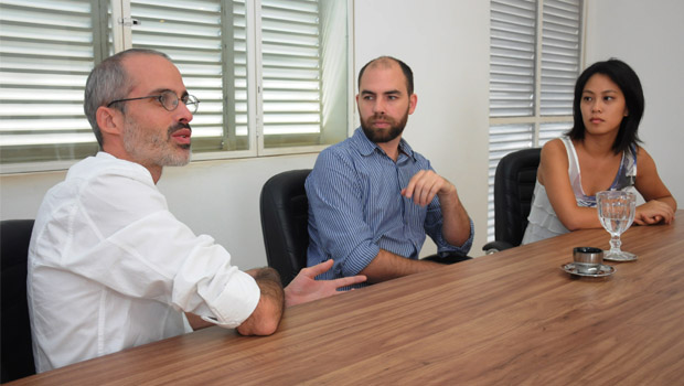Arquitetos Danilo Terra, Pedro Tuma e Fernanda Sakano: trio premiado rumo à exposição na Bienal de Veneza | Foto: Renan Accioly