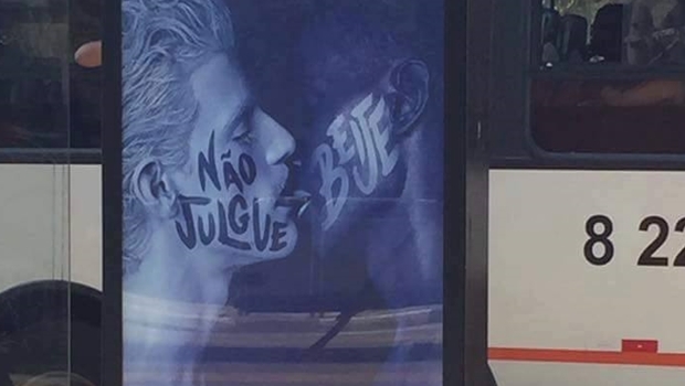 Cartaz fixado em um ponto de  ônibus de São Paulo |Reprodução/Twitter