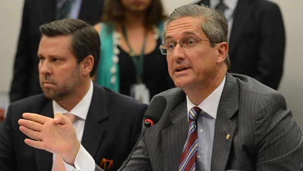 Ao fundo, Carlos Sampaio, e o deputado Rogério Rosso | Foto Fábio Pozzebom / ABr