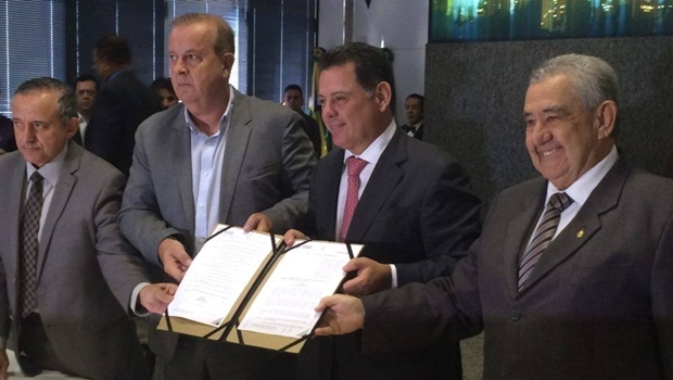 Vereador Anselmo Pereira (PSDB), governador de Goiás Marconi Perillo (PSDB), prefeito de Goiânia, Paulo Garcia e presidente da Saneago José Taveira Rocha durante cerimônia de sanção da Lei, no Paço Municipal | Foto: Larissa Quixabeira / Jornal Opção