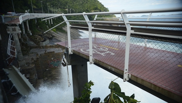 Rio de Janeiro - Desabamento de parte da recém-inaugurada ciclovia Tim Maia, na Avenida Niemeyer, durante uma ressaca no mar de São Conrado, deixa mortos e feridos | Foto: Fernando Frazão/ Agência Brasil