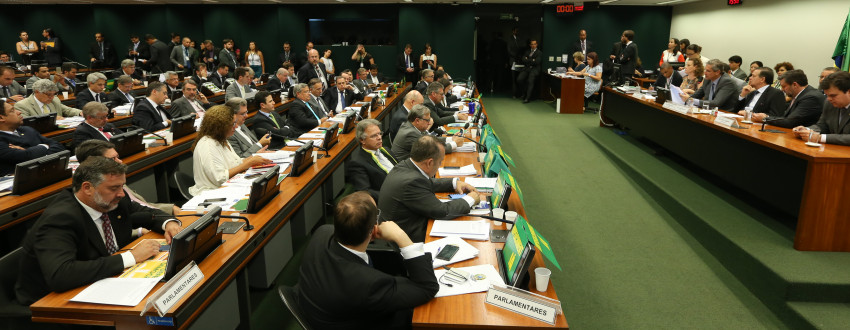 Reunião da comissão especial do impeachment começou na terça-feira e só terminou no sábado |  Foto: Lula Marques/ Agência PT