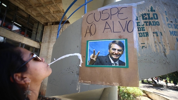 Estudantes promoveram "Cuspe ao alvo" com foto do deputado federal Jair Bolsonaro (PSC-RJ), no pátio da UnB | Foto: reprodução/Facebook