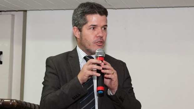 Delegado Waldir discursa durante o jantar 