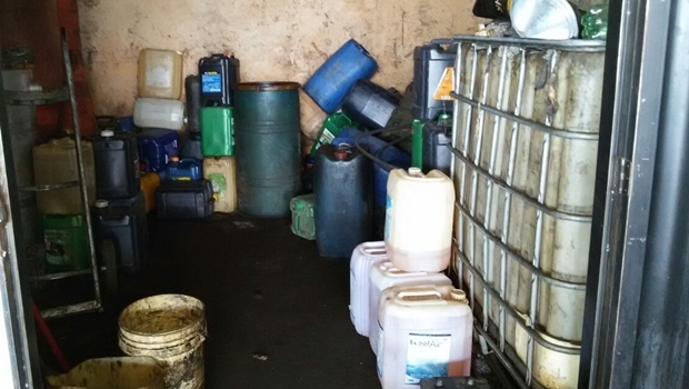 Galões com o combustível adulterado eram armazenados em depósito no Jardim Novo Mundo, em Goiânia | Foto: reprodução / assessoria PC-GO