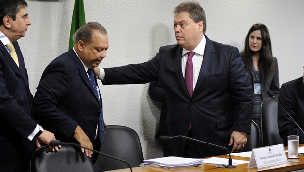 Então senador Gim Argello (à dir.) recebe executivos durante a CPMI da Petrobras | Foto: Lúcio Bernardo Jr. / Agência Câmara