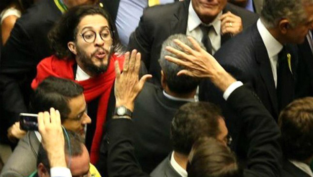Jean Wyllys responde com cusparada ao aceno provocativo de “tchau, querida” de Jair Bolsonaro; logo após sofreria o revide do filho dele, Eduardo Bolsonaro | Foto: Reprodução