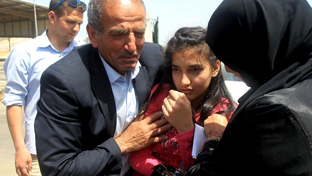 Dima al-Wawi, com os pais, em Tulkarem, na Cisjordânia, ao ser libertada | Jaafar Ashtiyeh/AFP