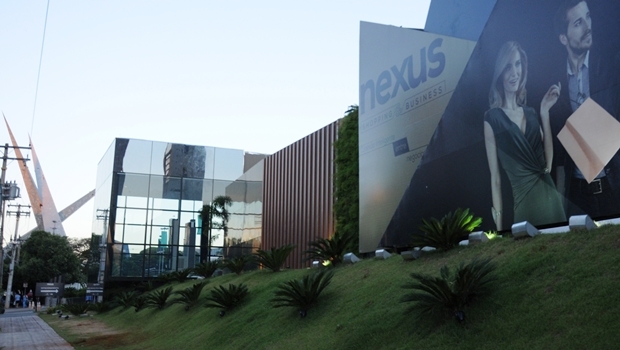 Estande de vendas do Nexus, no encontro das Avenidas 85 e D: engarrafamentos são comuns durante a semana e, se a obra for erguida como proposta, promotor alerta que situação vai piorar | Foto: Renan Accioly / Jornal Opção