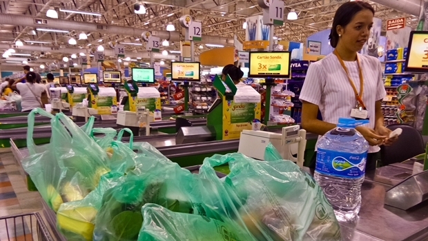 Novas sacolinhas de supermercado recicláveis em Supermercado de São Paulo. Foto: Rafael Neddermeyer/ Fotos Públicas