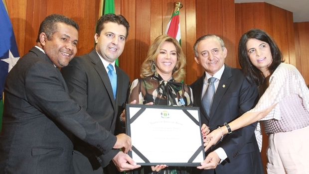 Primeira-dama Valéria Perillo ladeada pelo deputado Santana Gomes, e os vereadores Dr. Gian, Anselmo Pereira e Dra. Cristina | Foto: Mantovani Fernandes