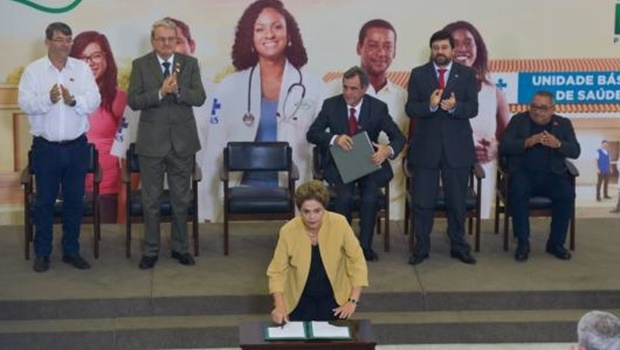 Presidenta Dilma Rousseff participa da cerimônia de anúncio da prorrogação da permanência dos médicos brasileiros formados no exterior e estrangeiros no Programa Mais Médicos | Foto: José Cruz/Agência Brasil