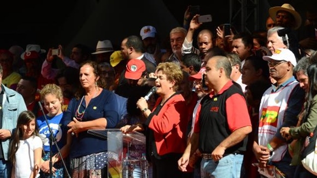 Dilma discursa em ato organizado pela CUT, no Vale do Anhangabaú, para celebrar o Dia Mundial do Trabalho | Foto: Rovena Rosa/Agência Brasil