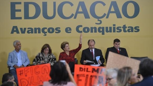 Presidenta Dilma Rousseff participa da cerimônia de anúncio da prorrogação da permanência dos médicos brasileiros formados no exterior e estrangeiros no Programa Mais Médicos | Foto: José Cruz/Agência Brasil
