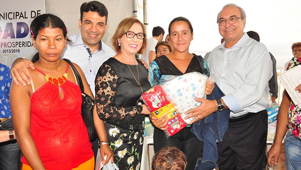 Primeira-dama Dairdes e prefeito Jânio Darrot participam de ação do governo | Foto: Iris Roberto
