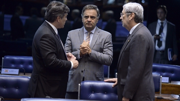 Entre o senador Cássio Cunha Lima (PSDB-PB) e o deputado federal Antonio Imbassahy (PSDB-BA), o senador Aécio Neves (PSDB-MG) foi visto pela última vez no plenário do Senado em 25 de abril | Foto: Jefferson Rudy/Agência Senado