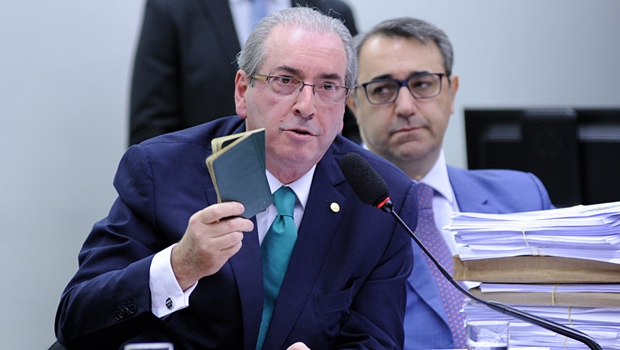 Cunha e seus passaportes dos anos 1980 | Foto: Lúcio Bernardo Jr. / Agência Câmara