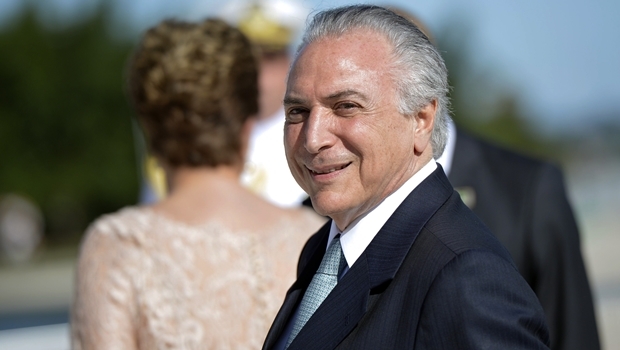 Com a decisão do plenário do Senado, a presidente Dilma Rousseff (PT) fica afastada por 180 dias e o vice-presidente Michel Temer (PMDB) assume o governo interinamente | Foto: Marcelo Camargo/Agência Brasil