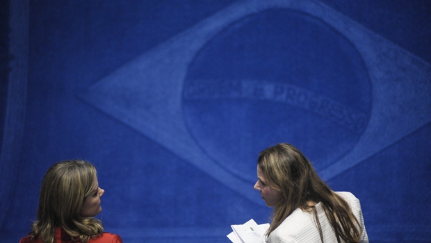 As senadoras Gleisi Hoffmann e Vanessa Grazziotin conversam no plenário durante sessão que iniciou processo contra Dilma | Foto: Pedro França/Agência Senado