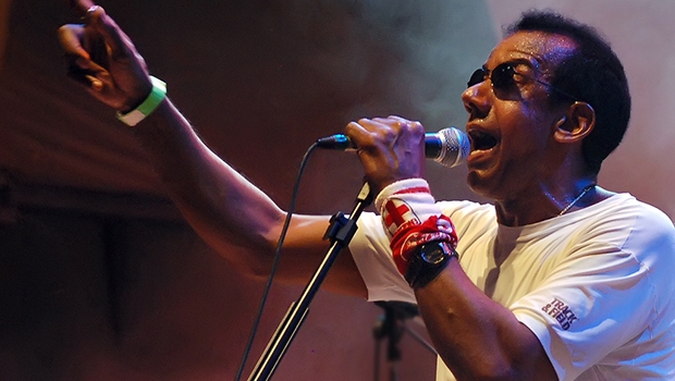 O guitarrista, cantor e compositor Jorge Ben Jor se apresenta na cidade