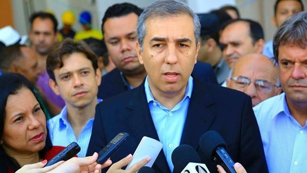 Governador em exercício, José Eliton concede entrevista coletiva durante visita às obras do IML de Aparecida | Foto: Divulgação