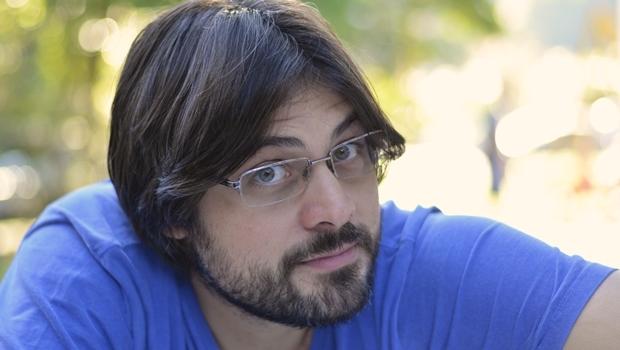 Escritor e compositor carioca, Leandro Jardim oferece ao leitor uma experiência visual, na qual a ficção é veículo para se problematizar a liberdade do fazer literário | Foto: Divulgação