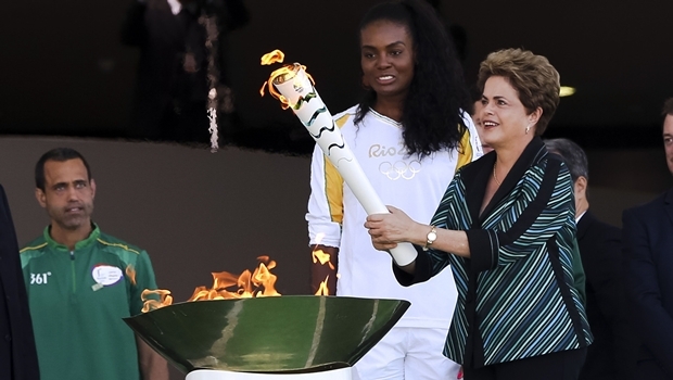 Presidente Dilma Rousseff acende a tocha olímpica em cerimônia no Palácio do Planalto, em Brasília | Foto: Marcelo Camargo/ Agência Brasil