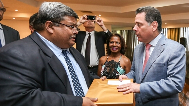 Embaixador de Bangladesh no Brasil, Mohamed Mijarul Quayes, e governador Marconi Perillo (PSDB) discutiram início de acordos comerciais entre o país e Goiás | Foto: Henrique Luiz