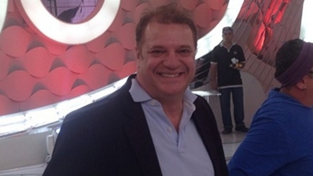 Humorista Marcos Bazzar subiu ao palco no Centro Cultural Oscar Niemeyer para apresentar o show da cantora Ana Cañas e foi vaiado até sair de cena | Foto: Reprodução/Instagram