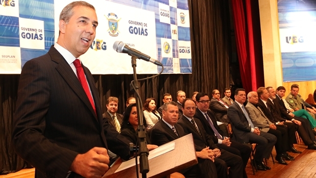 Vice-governador José Eliton (PSDB), ao lado do governador Marconi Perillo (PSDB), deu as boas-vindas aos 230 nomeados para a Polícia Técnico-Científica | Foto: Jota Eurípedes