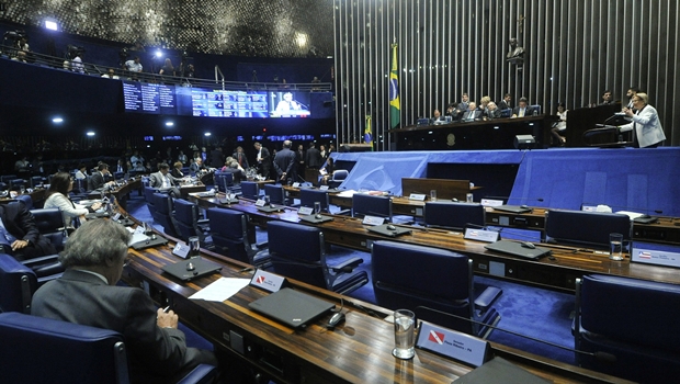 A primeira oradora da sessão que afastou a presidente Dilma do cargo foi a senadora Ana Amélia (PP-RS) | Foto: Geraldo Magela/Agência Senado