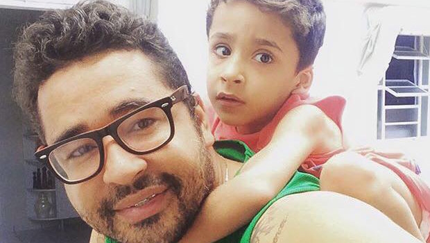 Delson Brandão carrega o filho Heitor nas costas: “Ele lidou com a falta do irmão melhor que todos nós. Ele lembra de Arthur com saudade, mas sem tristeza” | Arquivo pessoal/Facebook