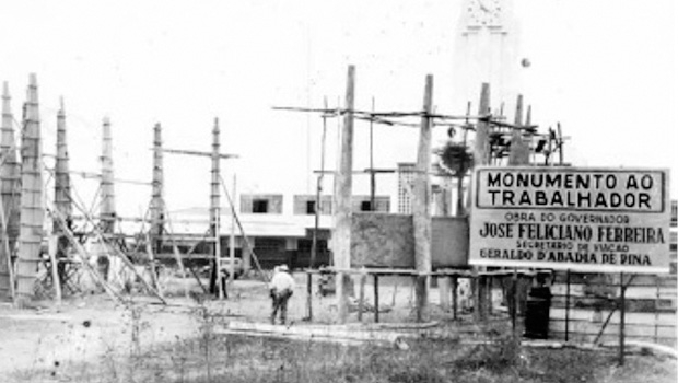 Obra de Elder Rocha Lima ainda em sua fase de construção, em frente à Estação Ferroviária