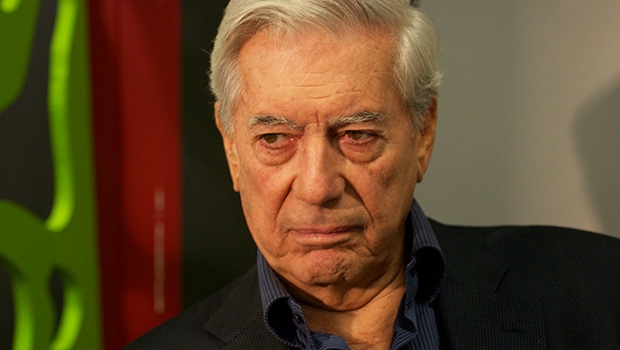 Vargas Llosa: “Dilma herda corrupção que nasceu com Lula”