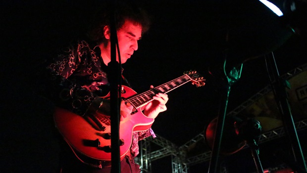 O israelense Yonatan Gat preferiu tocar no meio do público e trocou o Palco Construtora pelo espaço da plateia em seu show | Foto: Bruna Aidar