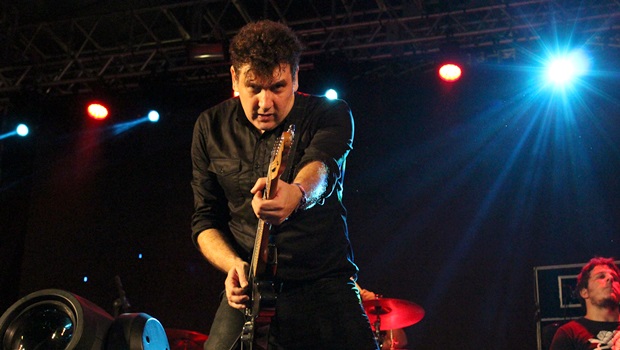 Gabriel Thomaz em uma das coreografias do Autoramas (RJ) no palco | Foto: Bruna Aidar/Jornal Opção