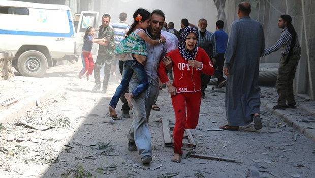 Família síria corre para se esconder no meio dos escombros de edifícios destruídos na sequência de um ataque aéreo relatado em Aleppo, em 29 de abril
