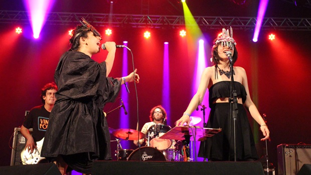 Ava Rocha e Salma Jô cantam Hermética durante show do Carne Doce | Foto: Bruna Aidar