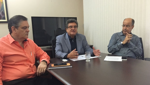 Superintendente de Cultura, Nasr Chaul (ao centro) anuncia novidades do Fica 2016 | Foto: Alexandre Parrode / Jornal Opção 