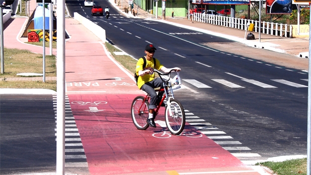 Bicicleta trafega pela ciclovia da Avenida Universitária, a primeira construída em Goiânia | Foto: Fernando Leite/ Jornal Opção